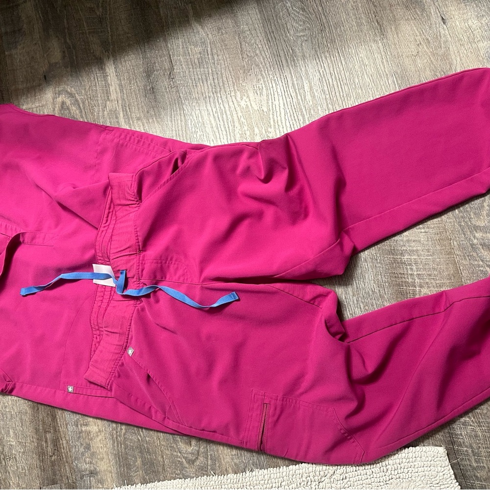 Woman’s Figs joggers scrub set